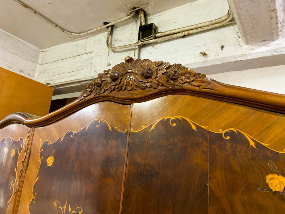 Mueble Antiguo de Madera con Incrustaciones Florales
