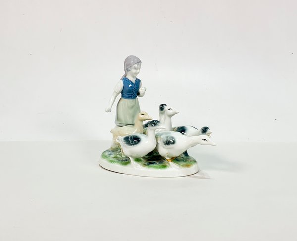 Lote siguiente: Un grupo de porcelana Alemana con niña y patos