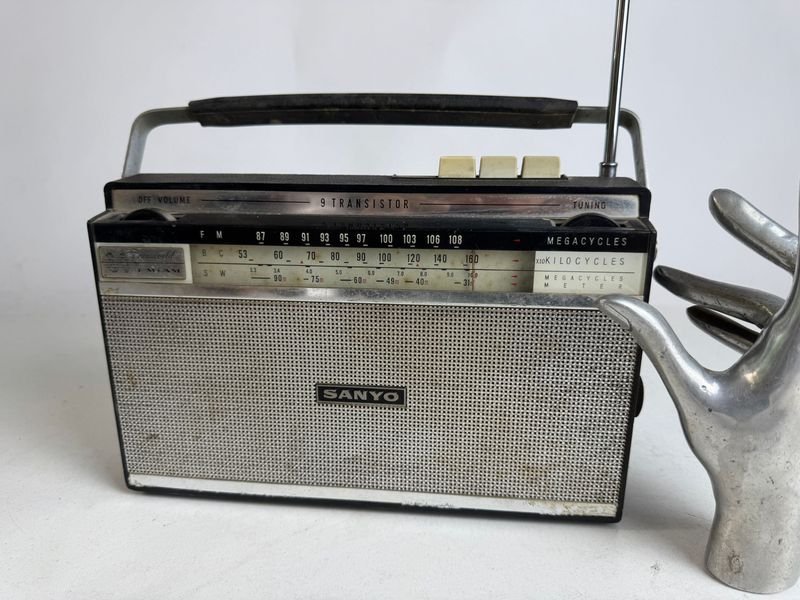 Lote siguiente: Antigua radio Sanyo en venta