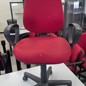 Lote siguiente: Silla de Oficina Roja con Ruedas