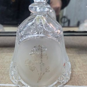 Campanilla de Mano de Cristal Tallado con Decoración Floral y Mango Facetado - imagen 5