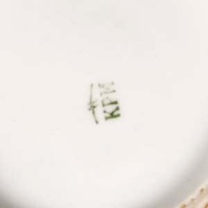 Tres Piezas de Porcelana Alemana KPM: Bandeja Oval y Dos Platillos - imagen 5