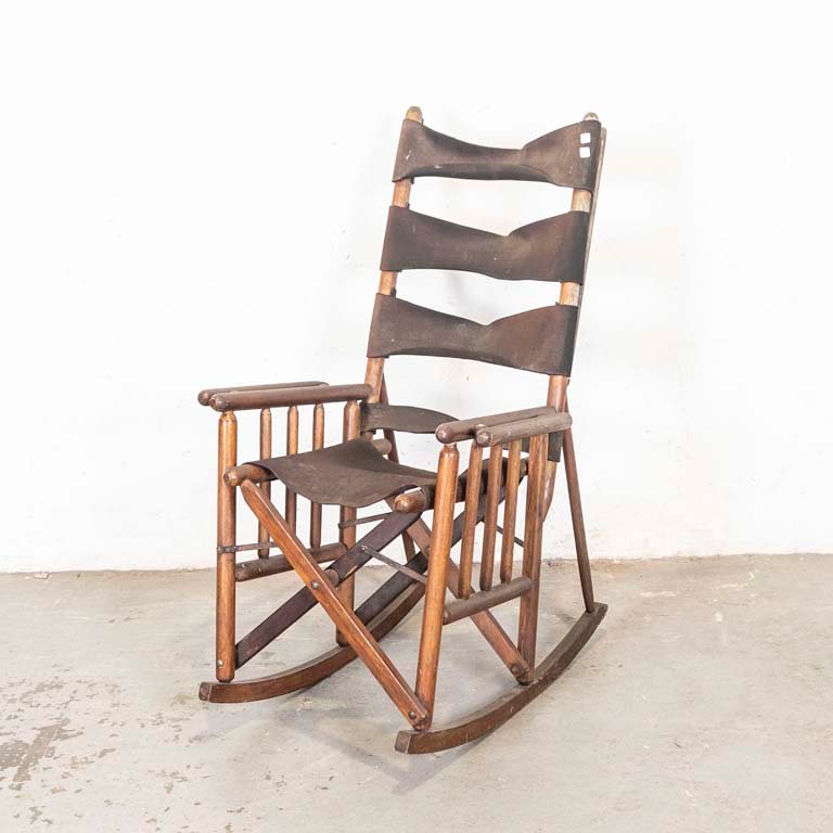 Lote siguiente: Sillón mecedora plegable de madera y cuero para restaurar