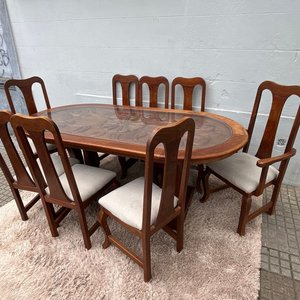 Lote anterior: Juego de Comedor: Mesa Oval de Madera Tallada con Tapa de Vidrio y 8 Sillas