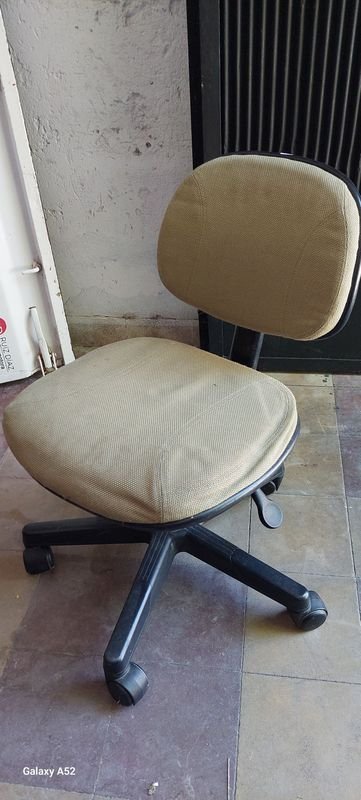 Silla de escritorio en buen estado - imagen 3
