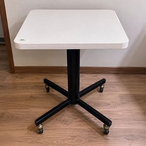 Lote anterior: Mesa Auxiliar Móvil con Ruedas, Tapa Blanca y Base Metálica Negra