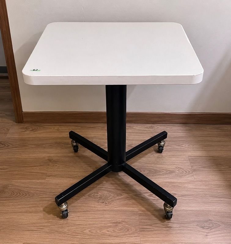 Mesa Auxiliar Móvil con Ruedas, Tapa Blanca y Base Metálica Negra