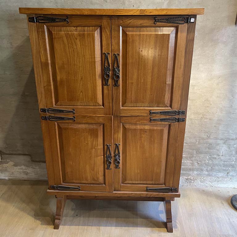 Lote anterior: Bargueño de escritorio con herrajes en hierro y llave, Medidas: 106x54x168cm