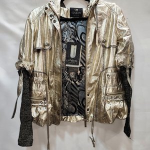 Lote siguiente: Campera Dorada con Capucha para Dama Talle 46