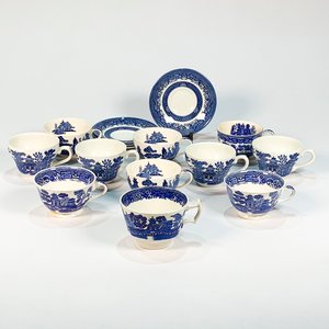 Juego de Loza Blanca y Azul con Decoración China: 11 Tazas y 4 Platillos - imagen 1