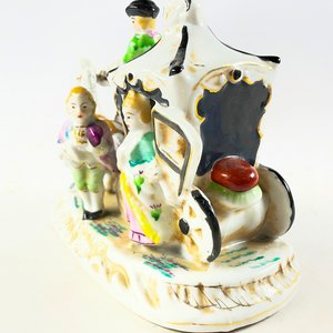 Figuras de Porcelana: Carreta con Figuras y Dama Estilo Victoriano - imagen 5