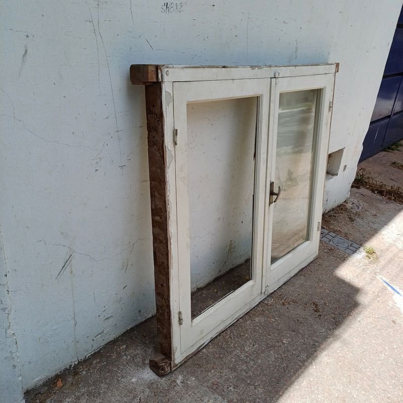 Ventana de hojas batientes en cedro, falleba y marco de madera dura - imagen 3