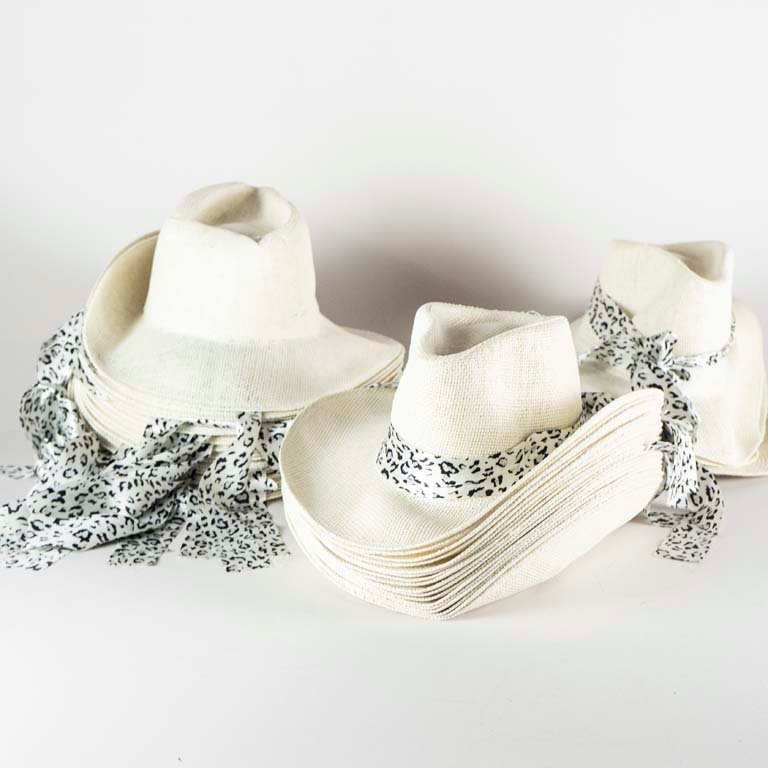 Sombreros de lona blanca con ribbons de leopardo