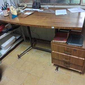 Lote de 2 escritorios de madera y hierro con cajoneras - imagen 3