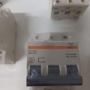 Caja con 4 Llaves Térmicas Trifásicas TQC de 25 Amp - imagen 2