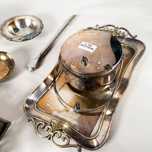 Lote de 12 Piezas de Plata Antigua: Centro de Mesa, Servilleteros, Candeleros, Bombilla y Escurridor de Té - imagen 4