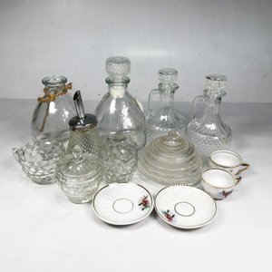 Lote de Cristalería: Botellones, Aceitero, Jarritas y Tazas con Platillos - imagen 1