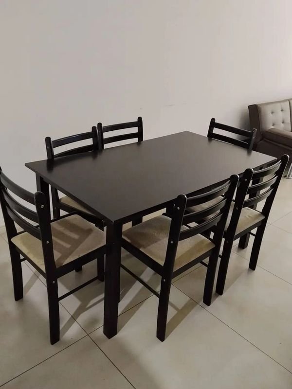 Juego de comedor en madera con sillas