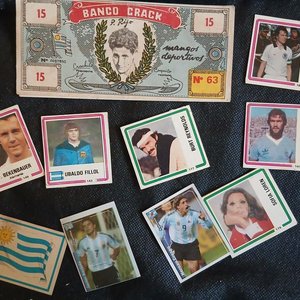 Lote siguiente: Lote de Figuritas de Fútbol, Cine y Billetón Promocional "Banco Crack"