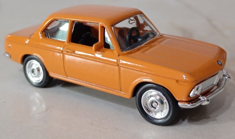 Juguete a escala de un BMW 2002ti - imagen 4