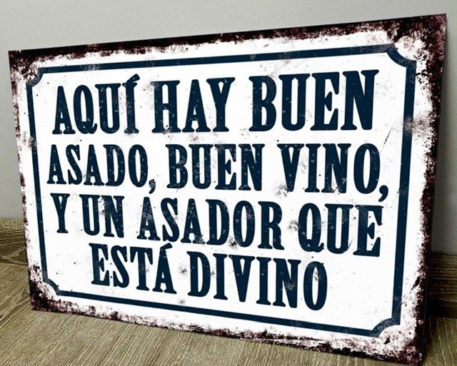 Cartel Decorativo "Aquí Hay Buen Asado, Buen Vino y Un Asador Que Está Divino" 28x19cm