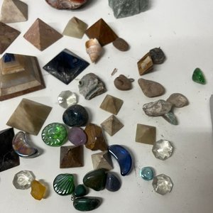 Lote Variado de Piedras Naturales, Caracoles y Pirámides Decorativas - imagen 13