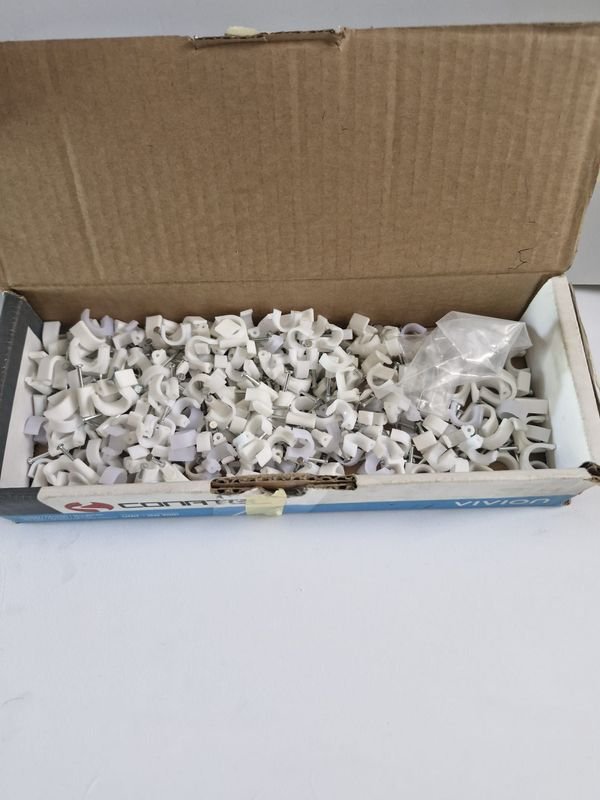 Lote siguiente: Cajas de Grampas con Clips Plásticos