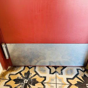 Dos Puertas Vaivén Madera Laqueada con Ojo de Buey y Bajo de Acero Inoxidable - imagen 6