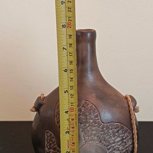 Botella Decorativa Estilo Cantimplora de Peregrino con Correa y Grabado - imagen 2