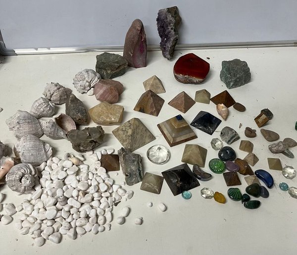 Lote Variado de Piedras Naturales, Caracoles y Pirámides Decorativas - imagen 1