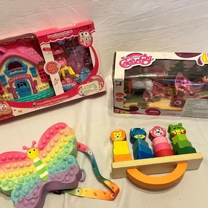 Lote de Juguetes Infantiles: Casita de Muñecas, Carruaje, Bolso Pop-It y Encastre de Madera - imagen 2