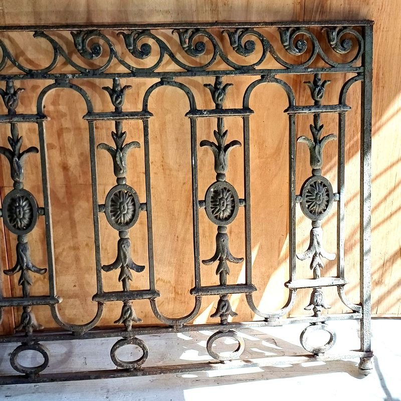 Reja balconera antigua en hierro forjado con apliques de hierro fundido - imagen 3
