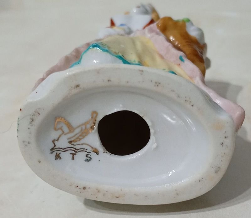 Estatuilla en Porcelana KTS. Motivo: Dama clásica - imagen 3