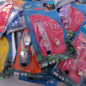 Más de 30 piezas: lentes para natación + conos gorras para natación + gomas para fabricar hondas. - imagen 3