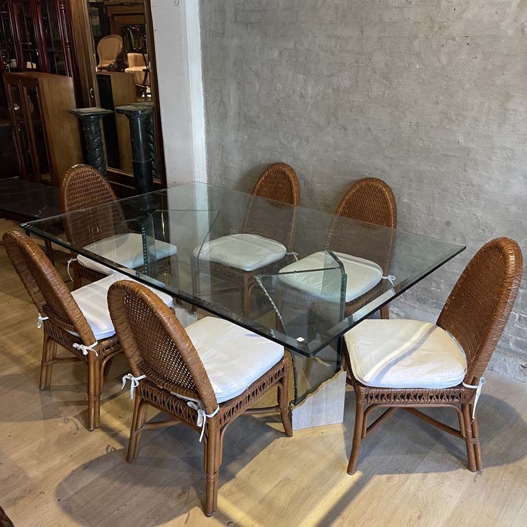 Lote siguiente: Mesa de comedor elegante con base de mármol y cristal biselado