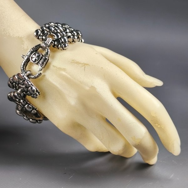 Pulsera brutalista de motociclista en metal con diseño en relieves. Se encuentra en muy buen estado, Medida: 21.5cm largo