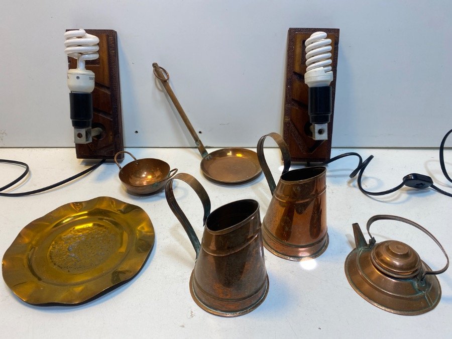 Lote de 8 piezas: Apliques de madera, jarras de cobre, tetera, sartén, cuenco y bandeja decorada
