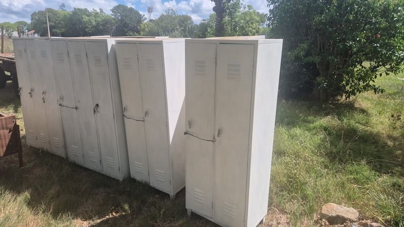 Almacén metálico de dos puertas, en buen estado - imagen 3
