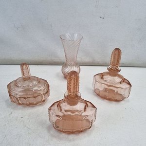 Set de 4 Piezas: Florero y Frascos de Tocador Antiguos en Vidrio Labrado Rosado - imagen 2