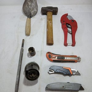 Lote de Herramientas de Albañil: Cuchara, Mazo, Corta Caños y Más - imagen 1