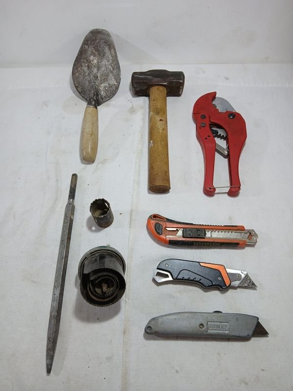 Lote de Herramientas de Albañil: Cuchara, Mazo, Corta Caños y Más