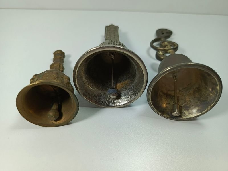 Antiguas campanillas funcionales con badajos originales - imagen 4