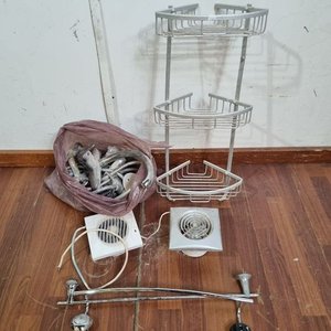 Lote anterior: Lote Variado de Accesorios de Baño: Estante Esquinero, Extractores y Grifería