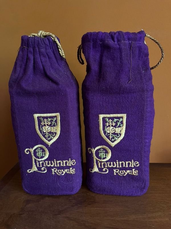 Botellas con funda terciopelo violetas Pinwinnie Royale decorativas - imagen 1