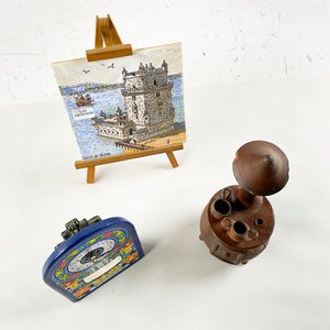 Lote de 3 piezas decorativas: Reloj de cerámica, figura de estufa y azulejo con trípode - imagen 2