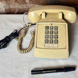 Lote siguiente: Teléfono Fijo Antiguo Digital Beige
