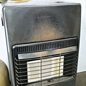 Estufa a Gas DeLonghi Gris Oscura con Garrafa y Válvula - imagen 2
