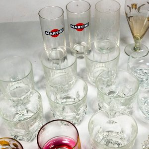 Lote de Cristalería Variada: Copas, Vasos y Cuencos de Vidrio - imagen 4