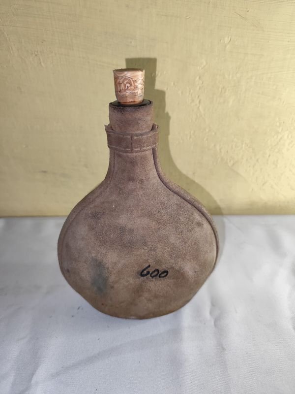 Antigua botella forrada en cuero con dibujo y firma - imagen 2