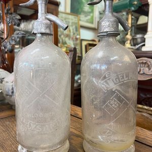 Par de Sifones Antiguos de Vidrio Grabado con Cabezales Metálicos - imagen 3
